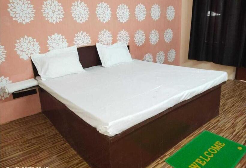 トリプルクラシックルーム, Oyo Flagship Darbar Guest House