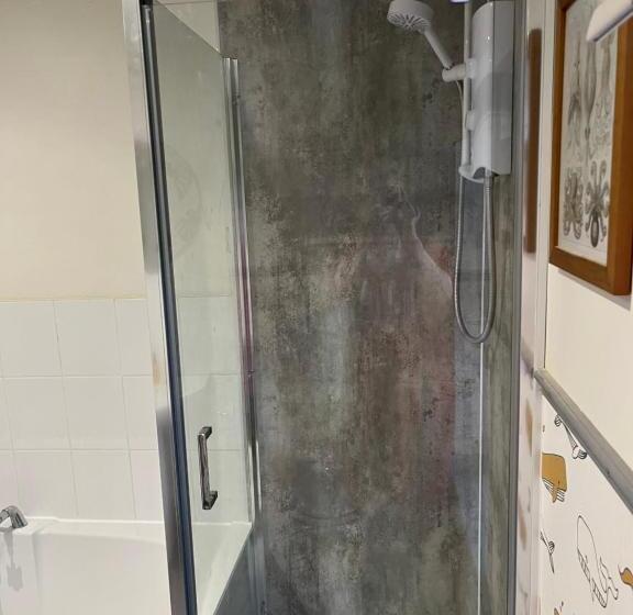 스탠다드 룸 공동 욕실, Large Room Sleeps 3 Own Tv And Cereal And Toast Breakfast In Newhaven
