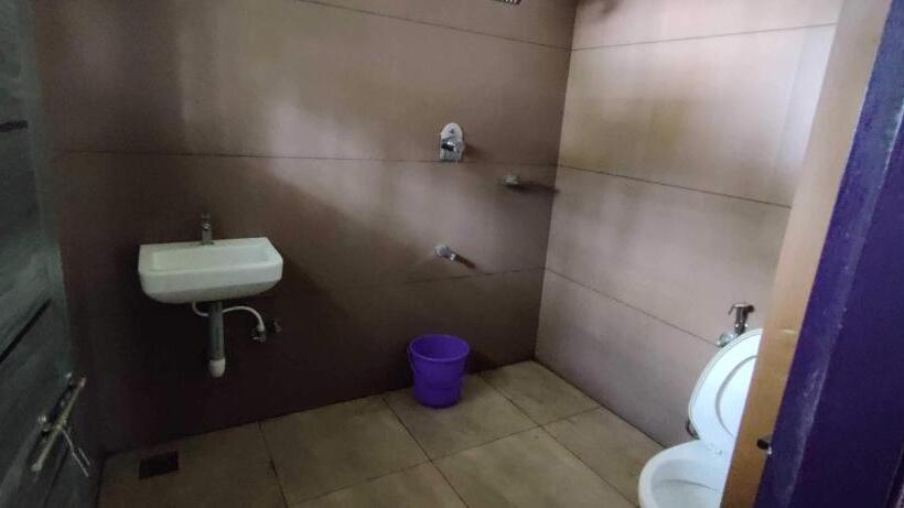 Трехместный Номер Классика, Collection O Ayesha Homes