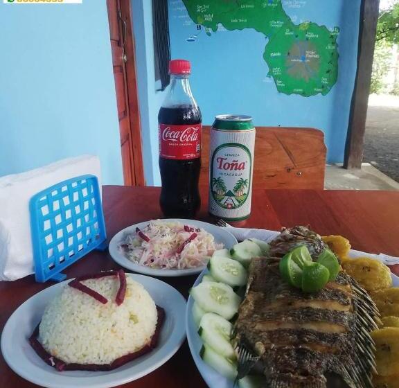 غرفة قياسية ثلاثية, Hostal Xilotl