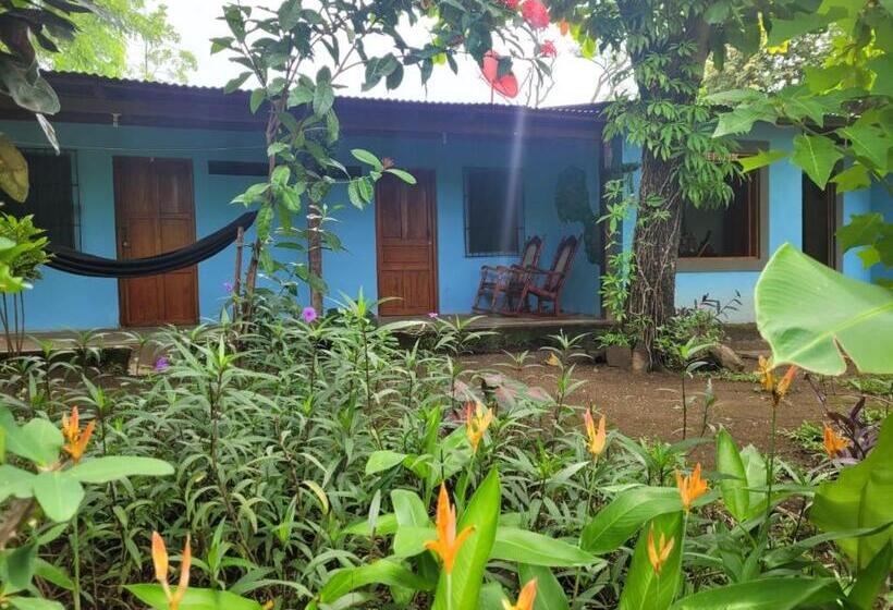 غرفة قياسية ثلاثية, Hostal Xilotl