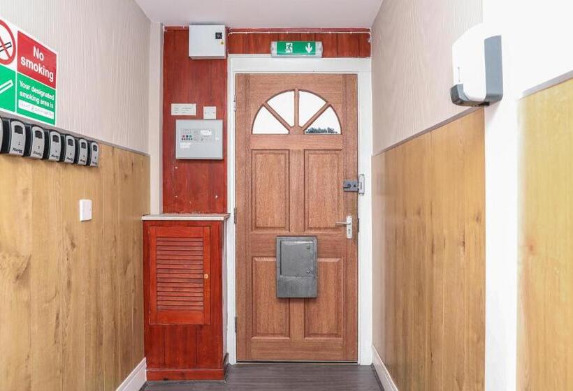 Трехместный Номер Базовый, Mystayinn Telford Guest House