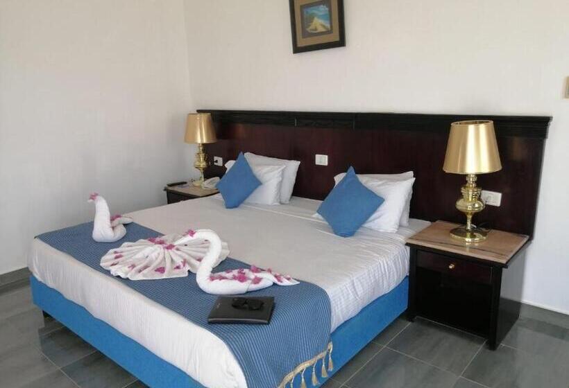 اتاق یک تخته با چشم‌انداز استخر, White Valley Palace