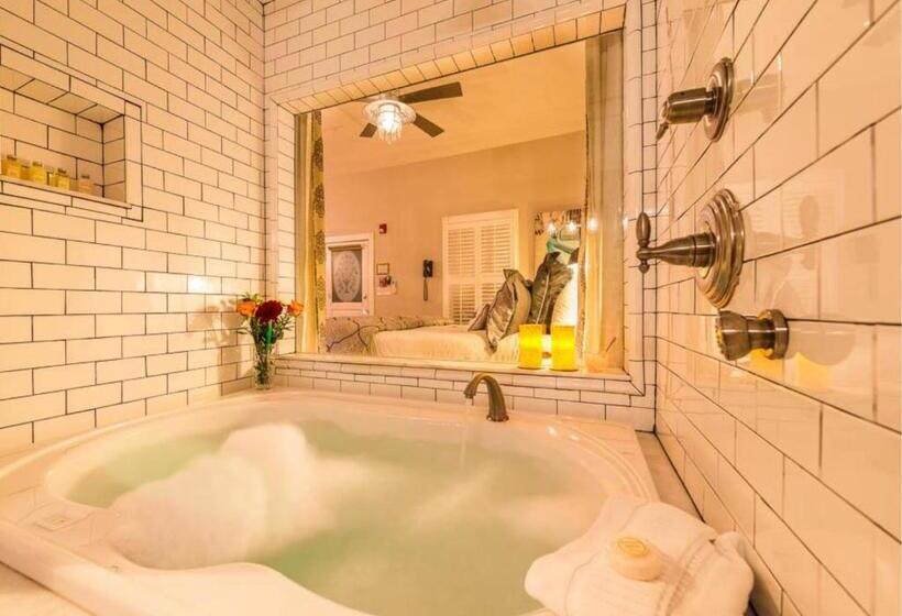 小室, Carriage Way Inn Bed & Breakfast Adults Only   21 Years Old And Up