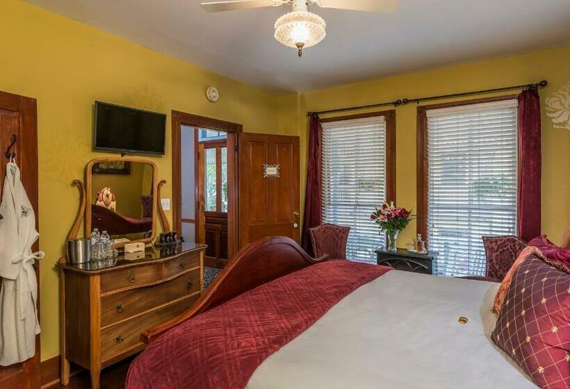 带大床的豪华间, Carriage Way Inn Bed & Breakfast Adults Only   21 Years Old And Up