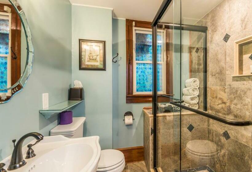 带大床的豪华间, Carriage Way Inn Bed & Breakfast Adults Only   21 Years Old And Up