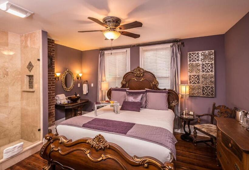 带大床的豪华间, Carriage Way Inn Bed & Breakfast Adults Only   21 Years Old And Up