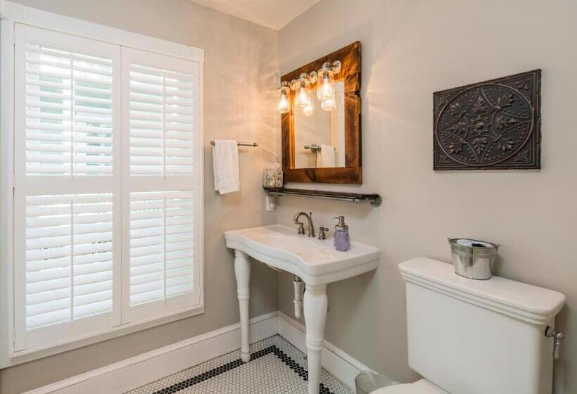 小室, Carriage Way Inn Bed & Breakfast Adults Only   21 Years Old And Up