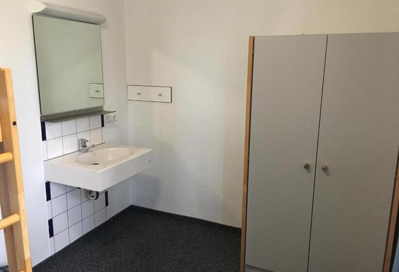 带共用浴室的标准房间, Jugendherberge Aachen