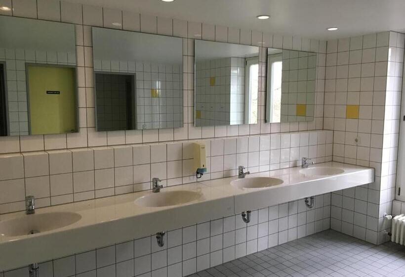 Vuode Makuusalissa, Jugendherberge Aachen