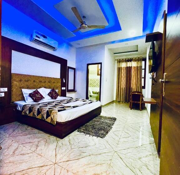Номер Economy, The Crown , Top Rated & Most Awarded Property In Chandigarh, Zirakpur & Tricity