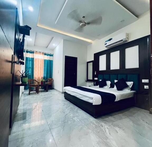 Номер Economy, The Crown , Top Rated & Most Awarded Property In Chandigarh, Zirakpur & Tricity