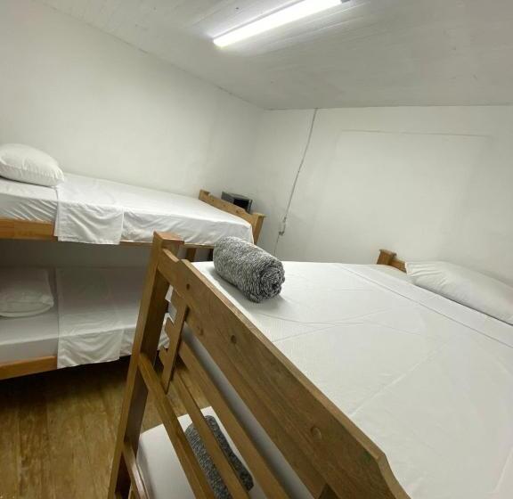 Четырехместный номер эконом класса с общей ванной комнатой, Origen Hostel Jardín