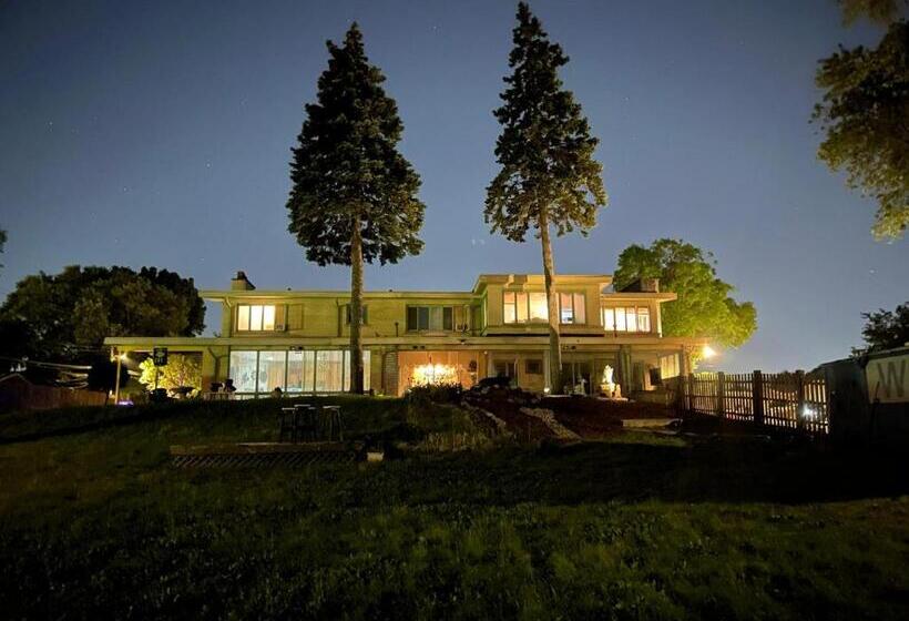 سوئیت با تخت بزرگ, Pill Hill Mansion