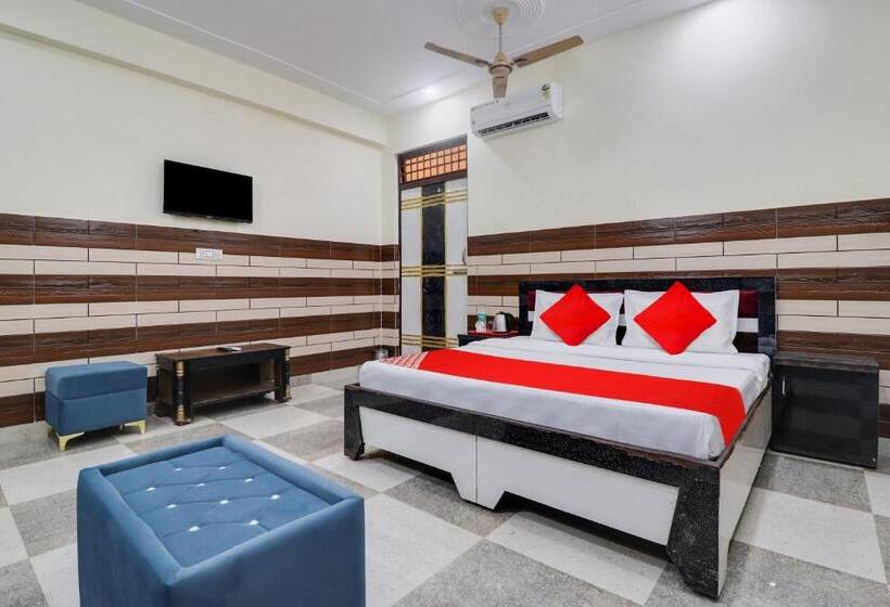 Трехместный Номер Классика, Oyo Flagship Hotel The Kailash