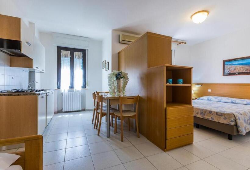 标准工作室带阳台, Isa Residence In Cecina A Few Meters From The Beach