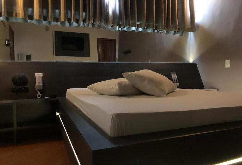 자쿠지 스위트, Status Motel