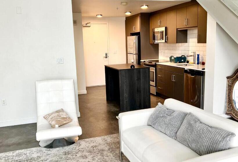 带1个卧室的顶楼公寓, Luxury 2 Level Condo W/ Washer & Dryer