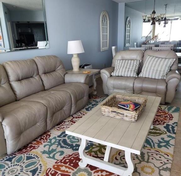 דירת חדר נוף לים, Windward Pointe   404   Amazing Views Huge Balcony 3 Bed