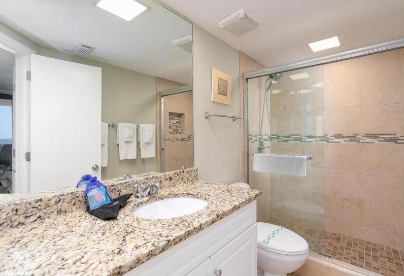 דירת חדר נוף לים, Windward Pointe   404   Amazing Views Huge Balcony 3 Bed