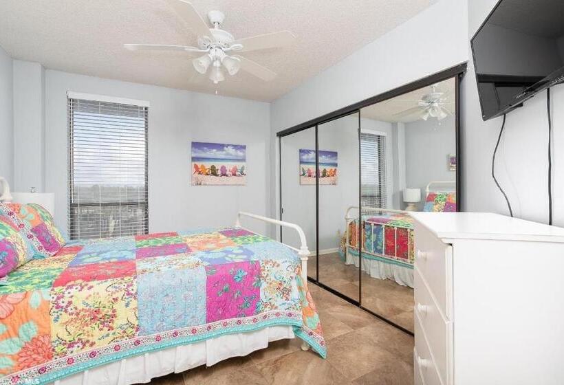 דירת חדר נוף לים, Windward Pointe   404   Amazing Views Huge Balcony 3 Bed