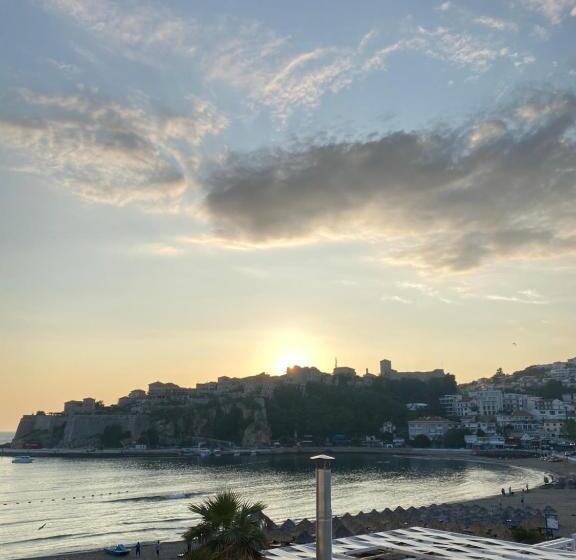 اتاق لوکس با چشم‌انداز دریا, Seafront Apartments
