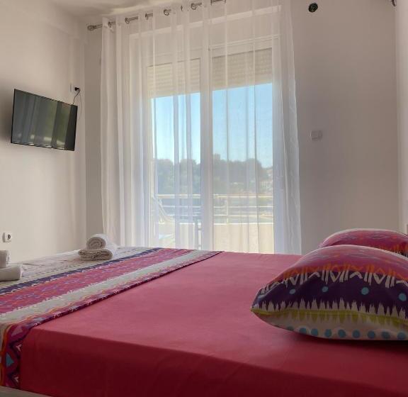 اتاق لوکس با چشم‌انداز دریا, Seafront Apartments