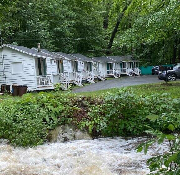 בקתה, Brookside Motel & Cabins