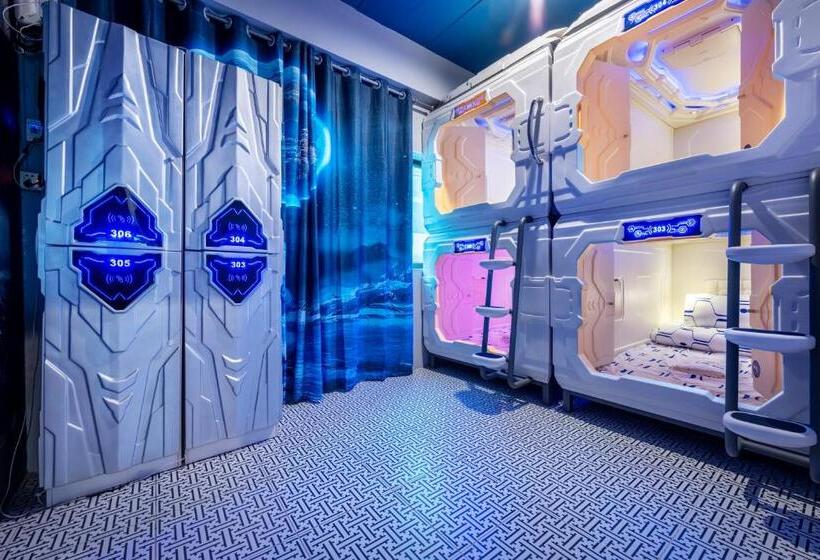 ルームシェアのワンベッド, Space Station Hostel