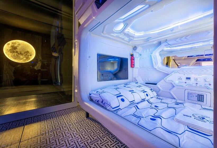 浴室共有スタンダード４人用ルーム, Space Station Hostel