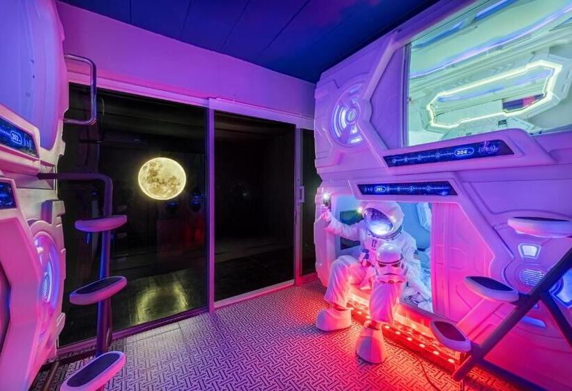 浴室共有スタンダード４人用ルーム, Space Station Hostel