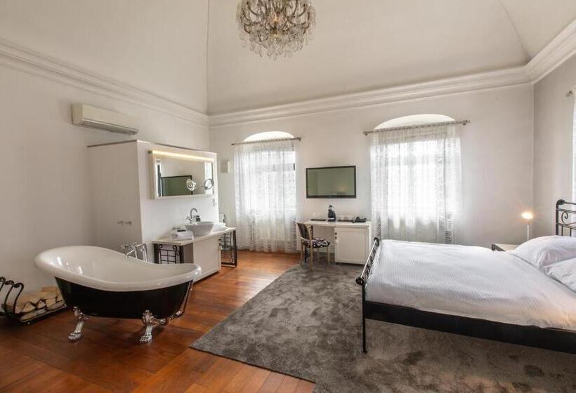 اتاق لوکس, Villa Nečas žilina