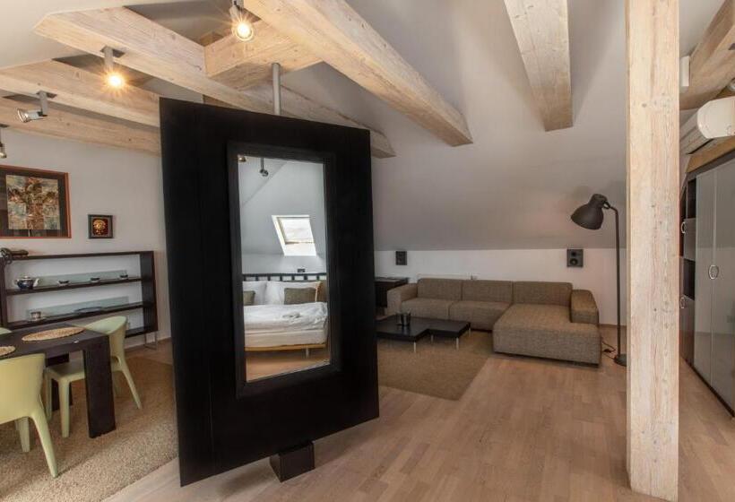 سوییت لوکس, Villa Nečas žilina
