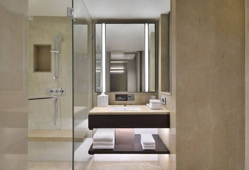 Номер Стандарт Вид на Озеро, Courtyard By Marriott Gorakhpur
