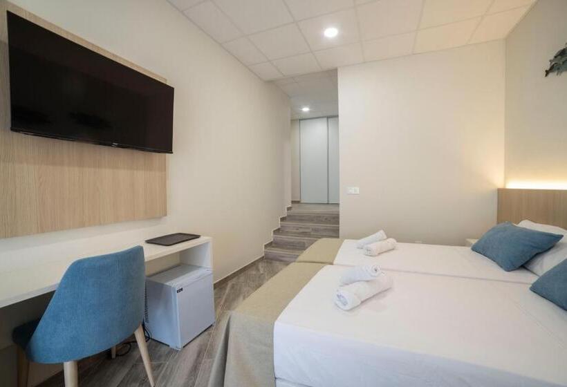 اتاق لوکس چهار تخته, Hostal Altea Karma