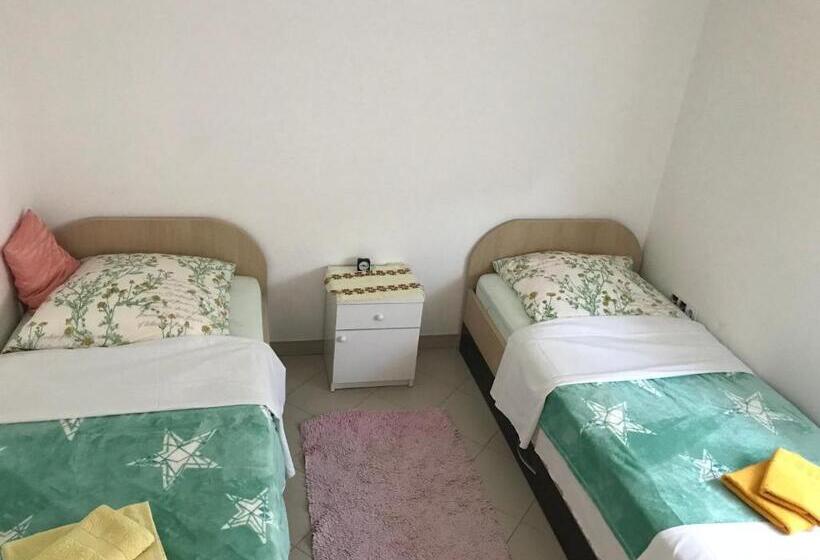 اتاق استاندارد, Guesthouse Rebel