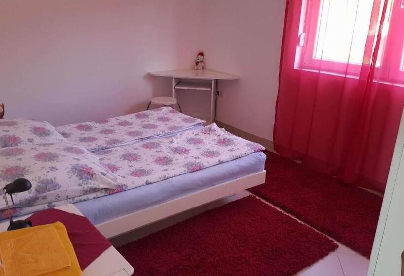 اتاق استاندارد, Guesthouse Rebel
