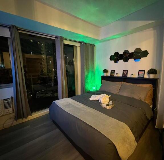 Номер Стандарт Вид на Бассейн, Happy Staycation In Azure Urban Resort Spacious Family Room Near Sm Bicutan And Manila Airport