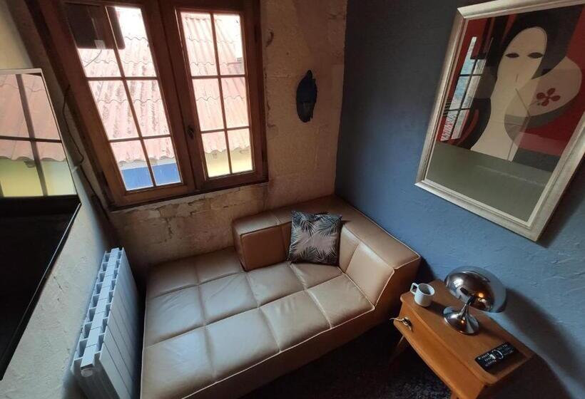 ویلای سوپریور 1 خوابه, At Home In Arles