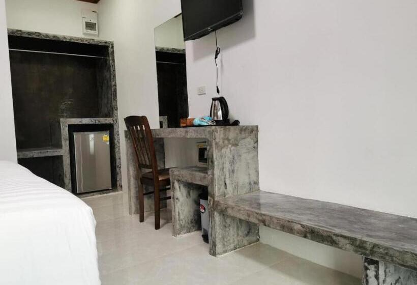 Номер Deluxe, Lanta Long Beach Hostel