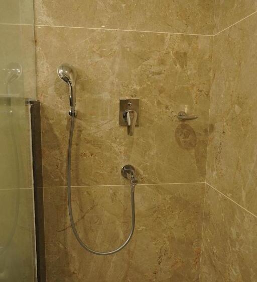 스위트, Vkj Inn Aluva