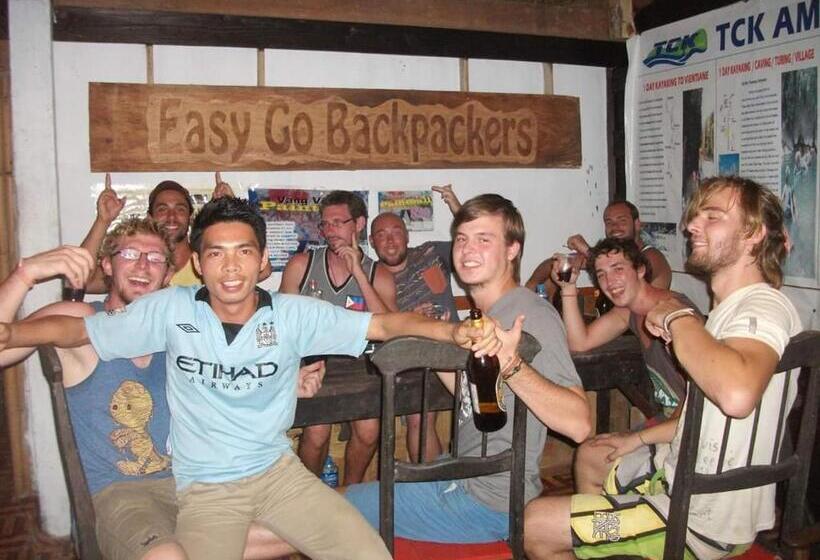 اتاق استاندارد با چشم‌انداز کوهستان, Easy Go Backpacker Hostel