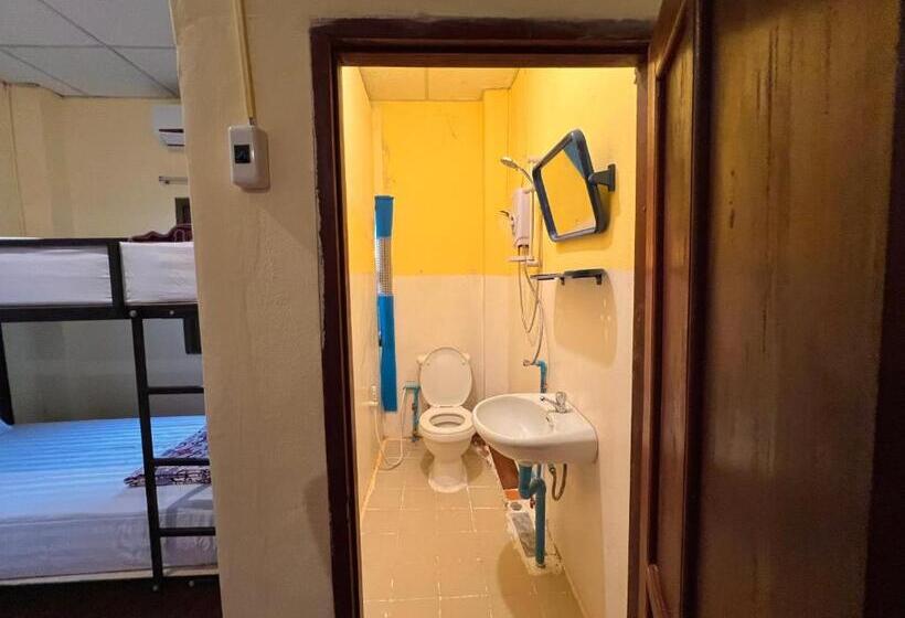 اتاق استاندارد با چشم‌انداز کوهستان, Easy Go Backpacker Hostel