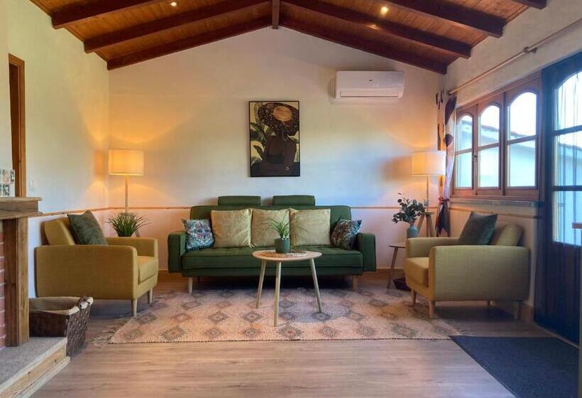 Дом 2 Спальни, A Casa Amarela Guesthouse
