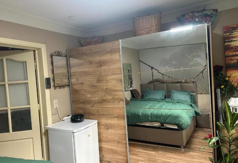 اتاق استاندارد, Jungle Magic Room Near Atomium , Heyzel Stadium