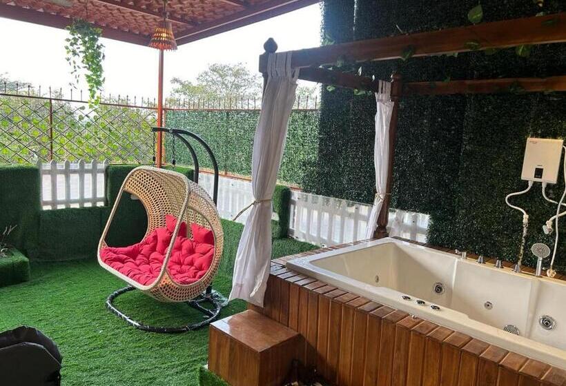 Студио Стандарт Вид на Сад, Jacuzzi Hut Staycation
