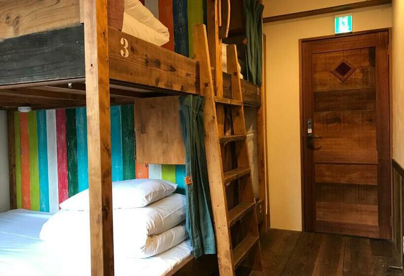 Четырехместный номер эконом класса с общей ванной комнатой, The Pax Hostel