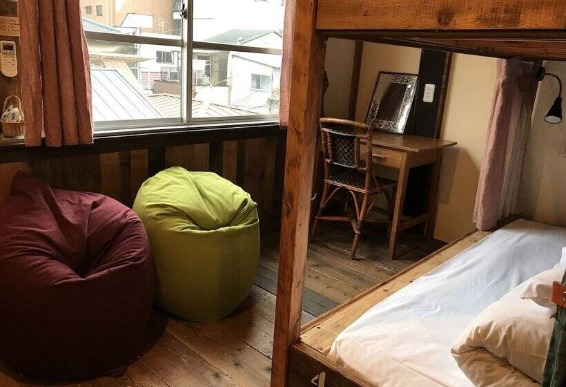 Четырехместный номер эконом класса с общей ванной комнатой, The Pax Hostel