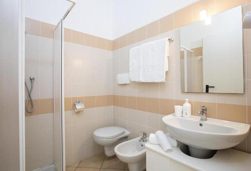 اتاق استاندارد سه نفره, Muma Hostel