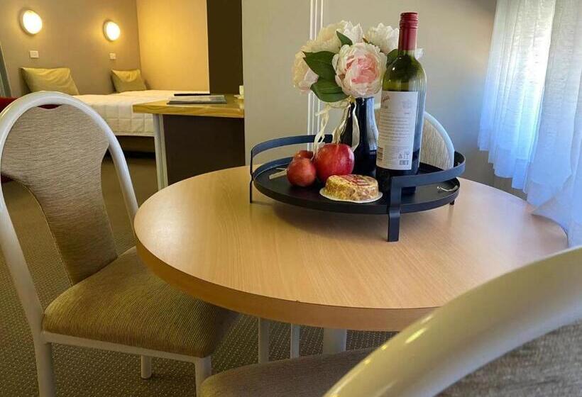 디럭스 패밀리 룸, Apollo Motel Parkes